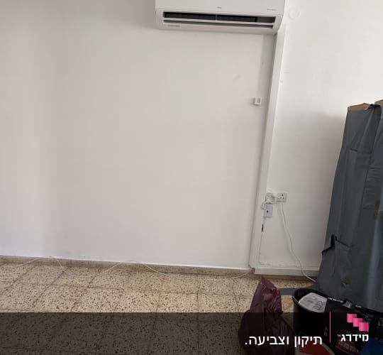 חדר עם מזגן, ארון מכוסה, שקיות על הרצפה